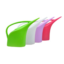 Wholesale modern design 1.5L plastic watering can with handle